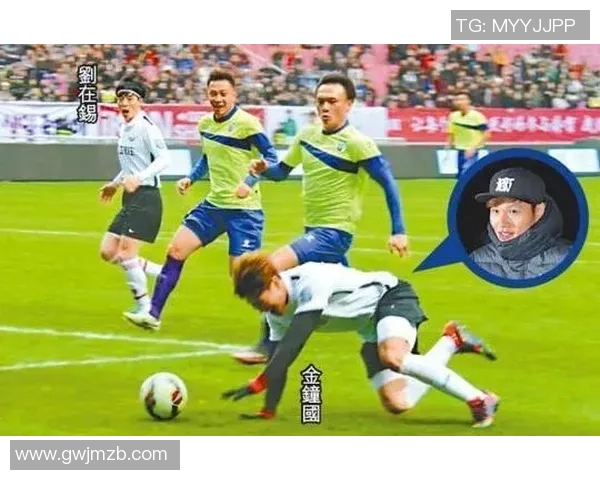足球明星意外受伤瞬间回顾精彩时刻引发球迷心痛与关注