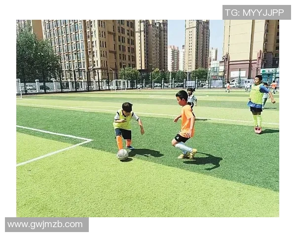 光脚踢球的足球明星们如何在绿茵场上展现非凡技艺与激情